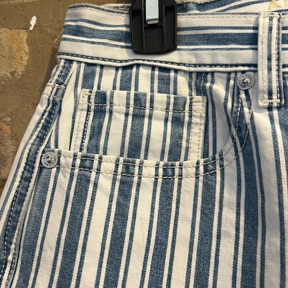 Trendy & Comfortable Striped Mom Jeans - American Eagle (Size 6) - NWT! - Picture 3 of 5